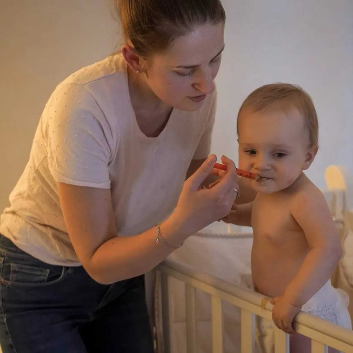 صورة لطفل وأمه