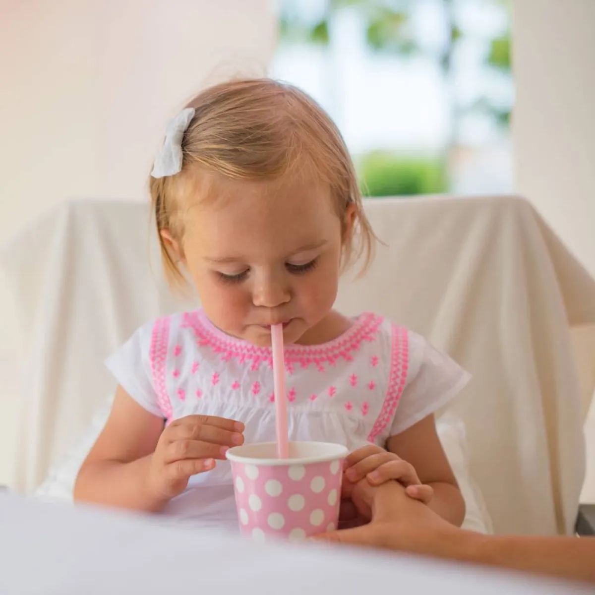 صورة لطفلة تتناول عصيراً