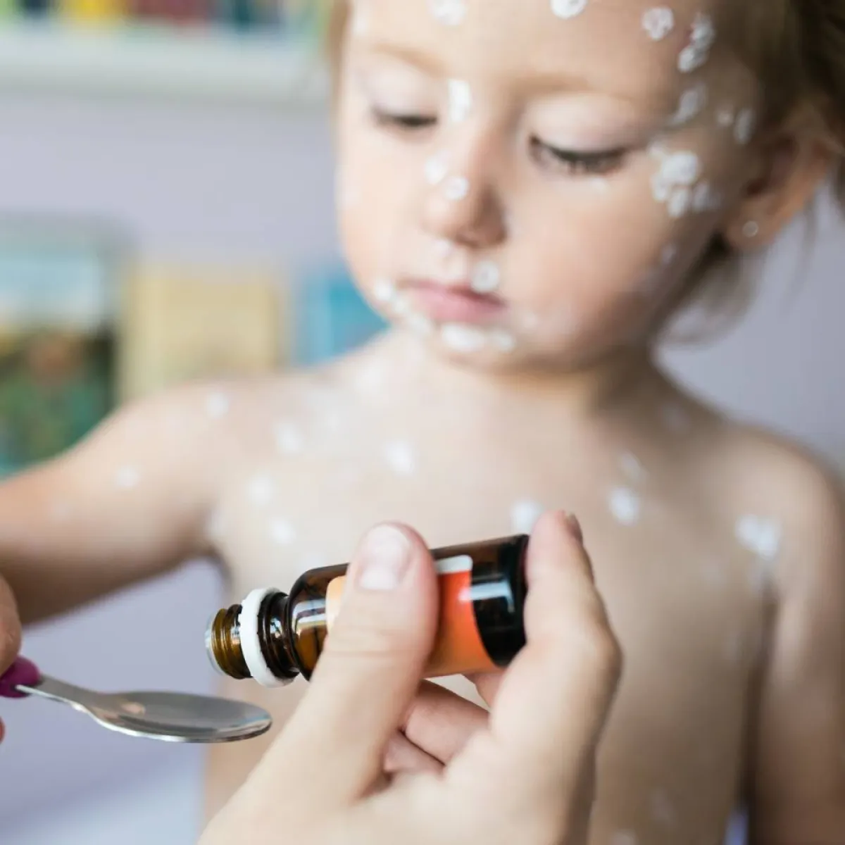 صورة لطفل يتناول الدواء