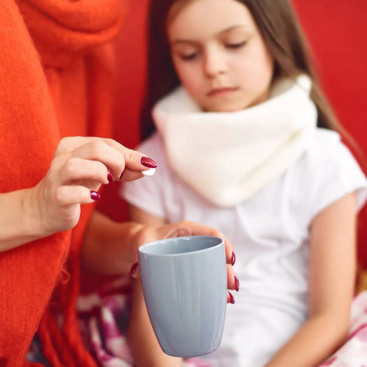 صورة تعبر عن رفض الفتاة للدواء