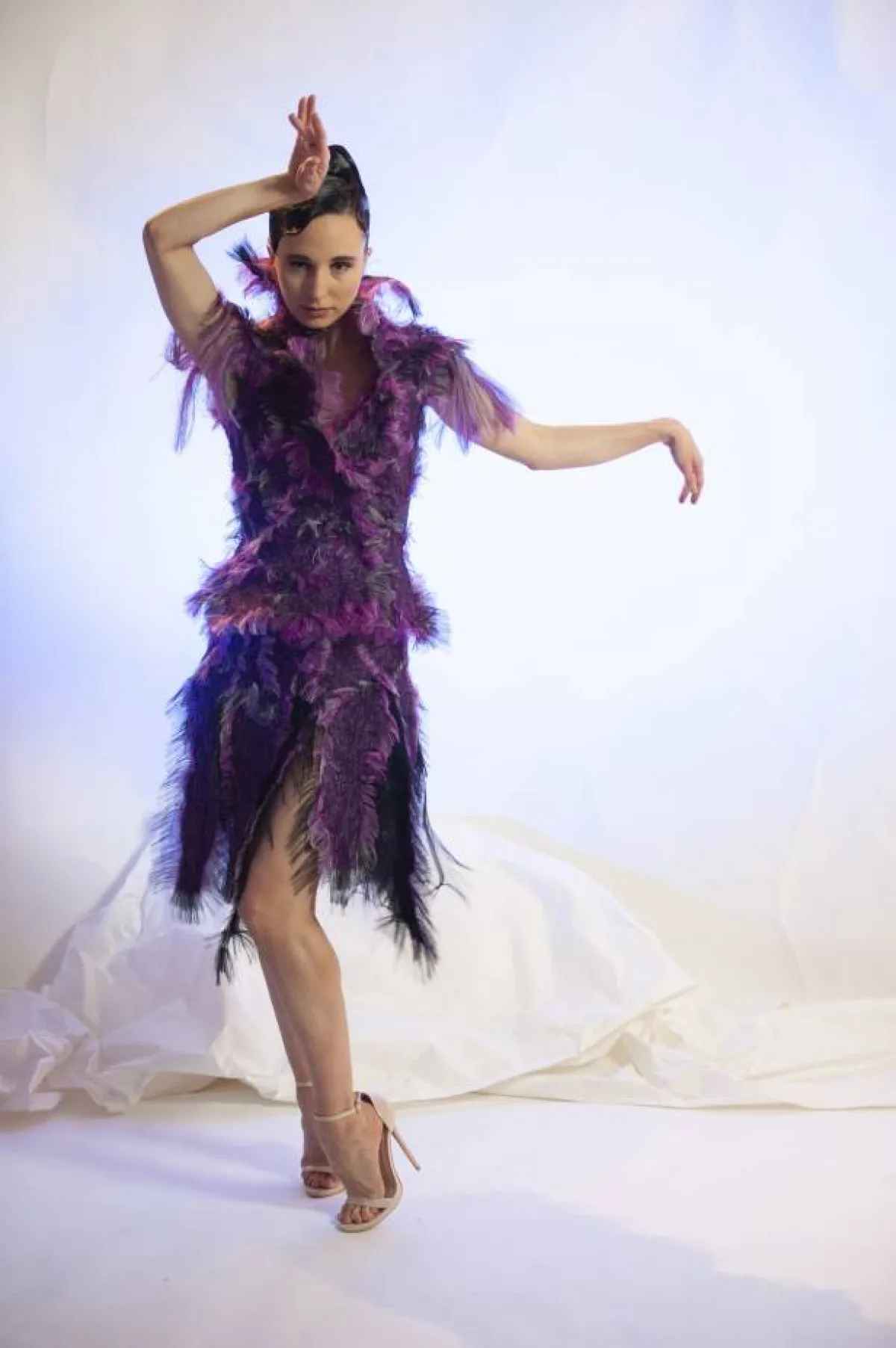 فستان بنفسجي يزدان بالريش من فرانك سوربييه