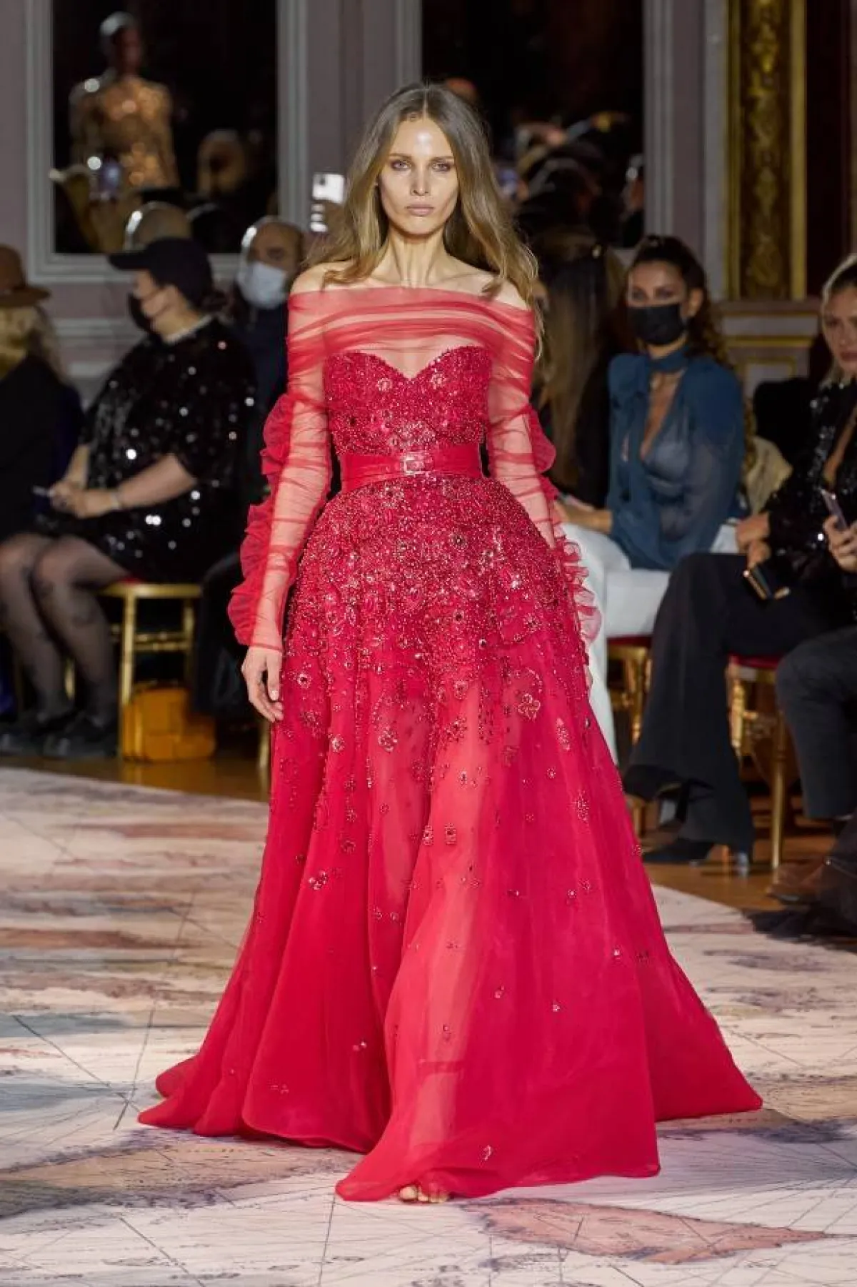 فستان من الموسلين الفوشيا المطرز من زهير مراد