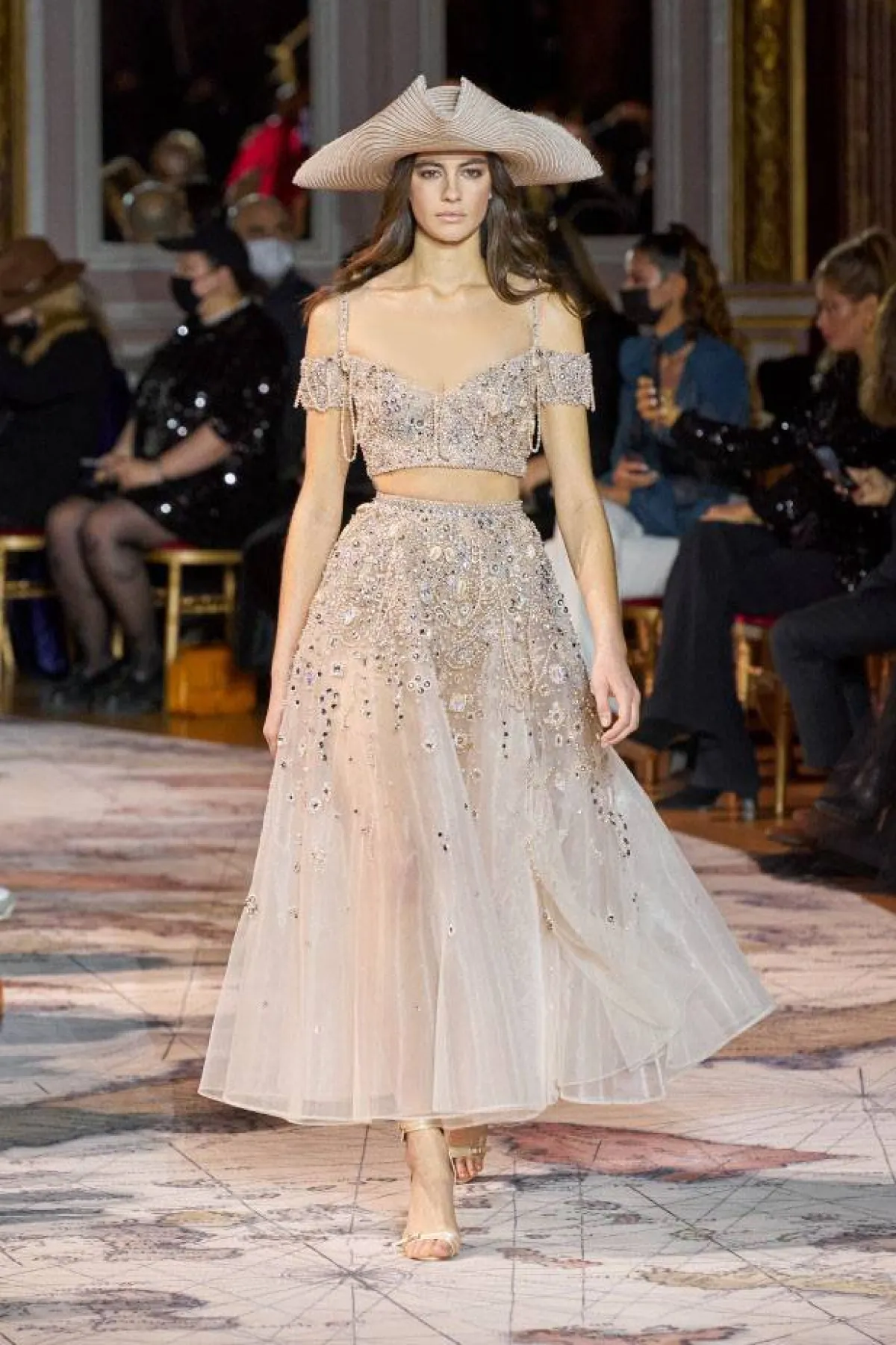 بلوزة وتنورة بيج مطرزة من زهير مراد