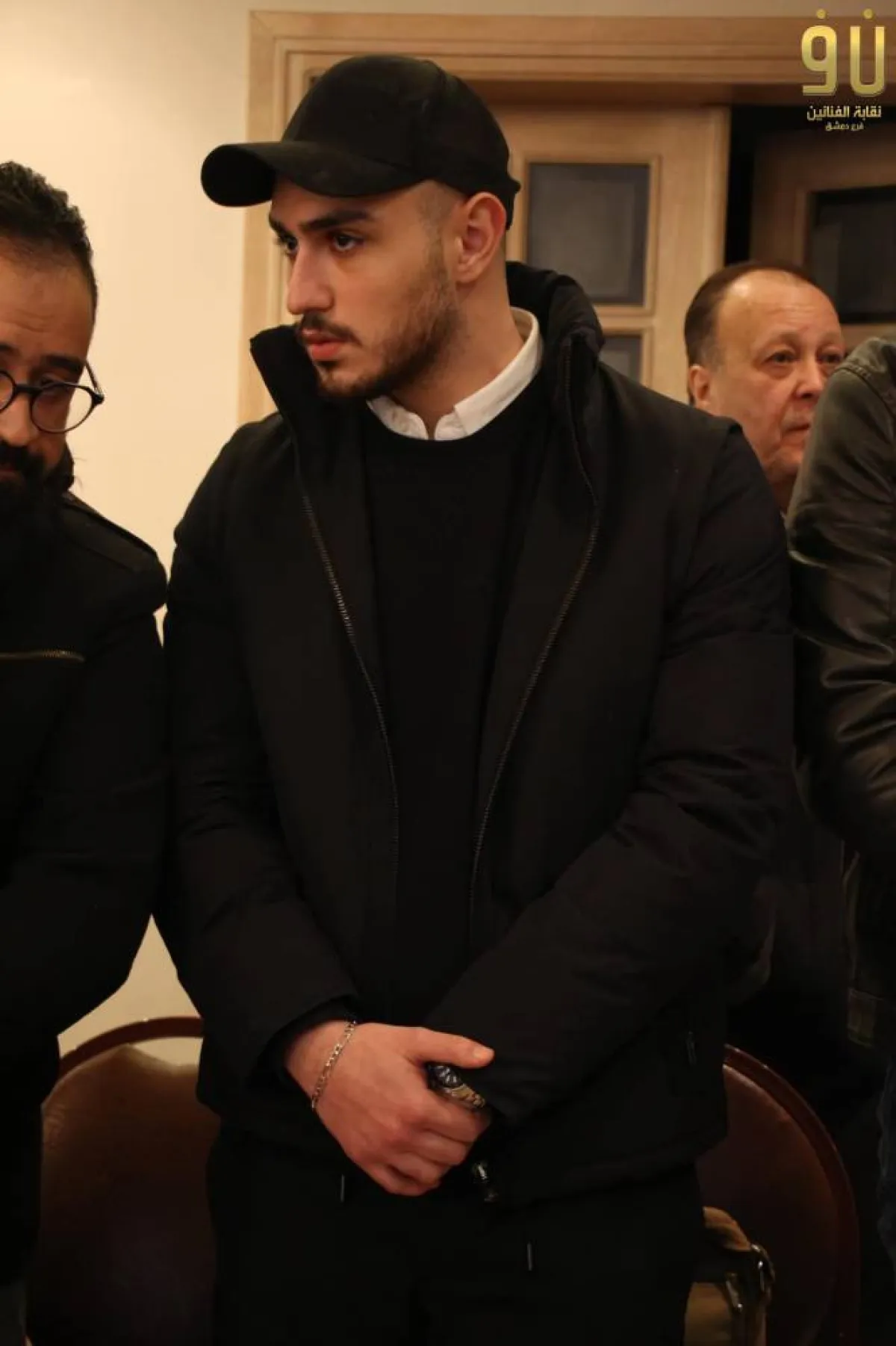 أدهم الملا ابن المخرج الراحل في العزاء - الصورة من حساب نقابة الفنانين السوريين على فيسبوك