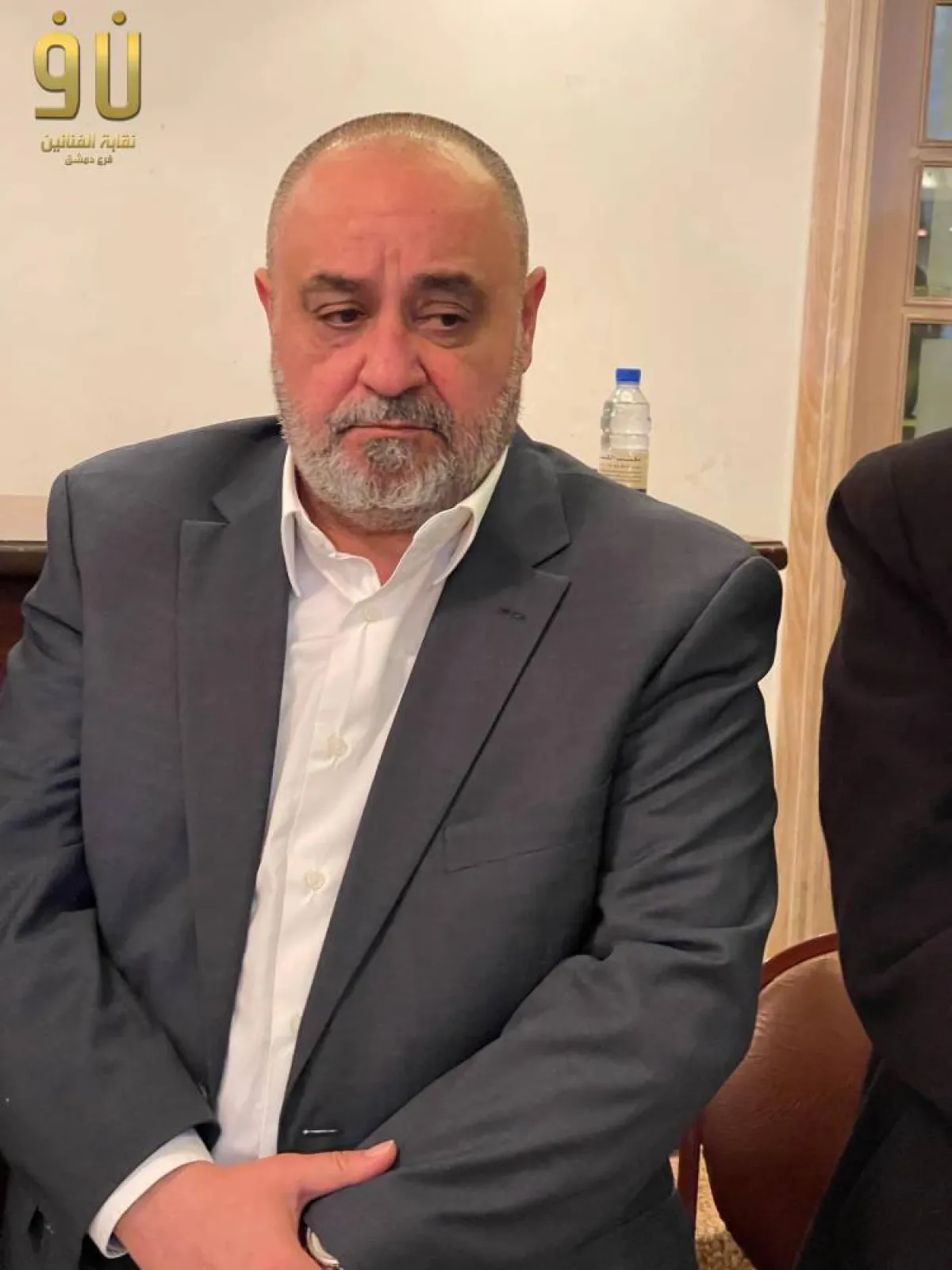 المخرج مؤمن الملا شقيق الراحل بسام الملا في العزاء - الصورة من حساب نقابة الفنانين السوريين على فيسبوك