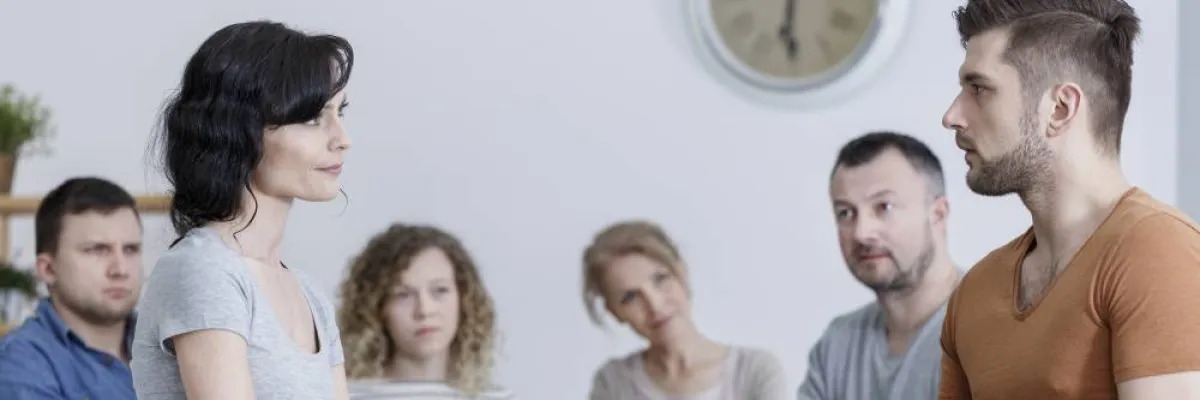 من الهامّ أن يراعي الزوج مشاعر زوجته، بخاصّة أثناء تلبية المناسبات الاجتماعية