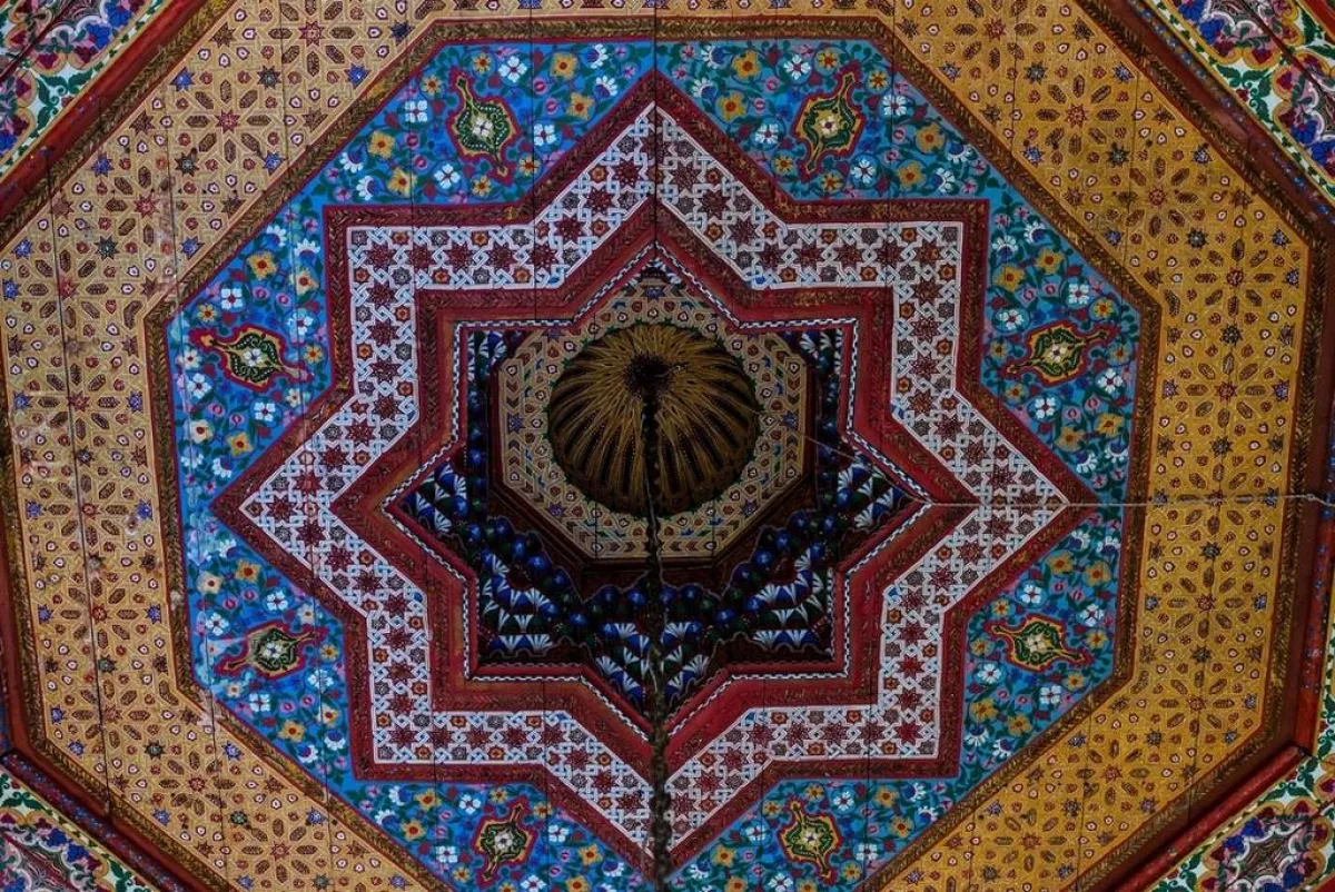 نموذج من الأعمال الجبسية المغربية، على أحد أسقف قصر الباهية، بمراكش