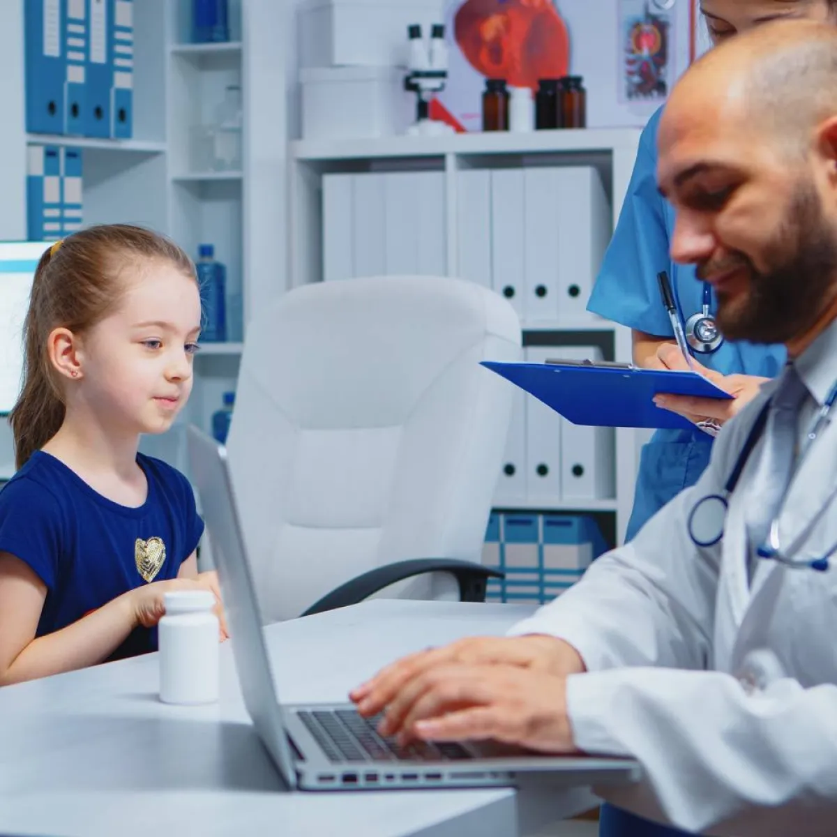 صورة لطبيب وطفلة