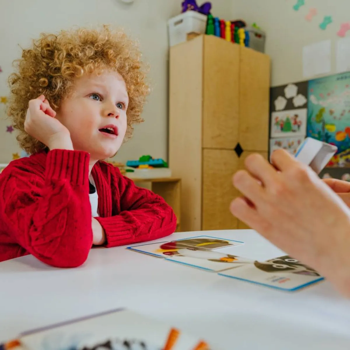 صورة لطفل يتعلم النطق
