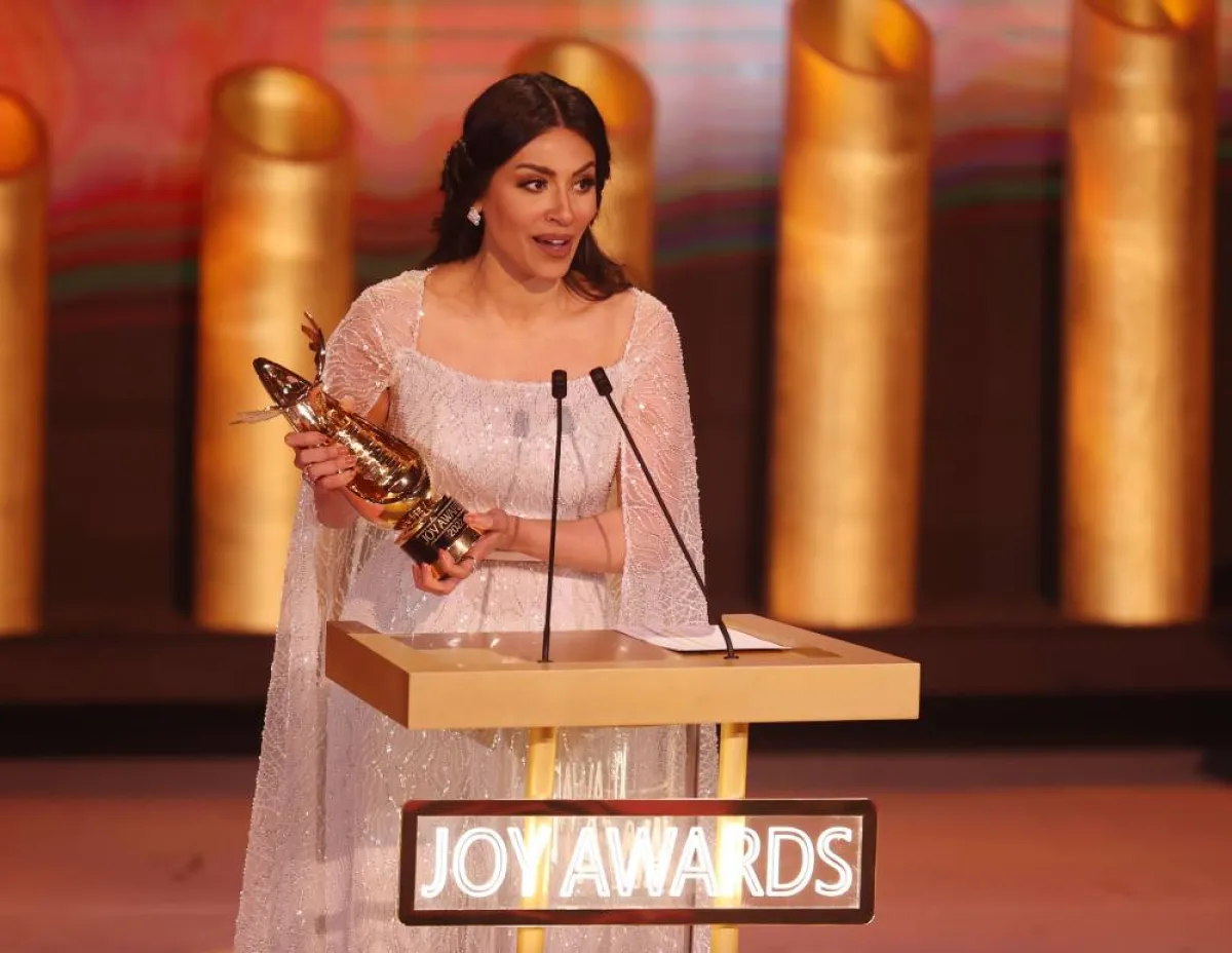 الهام علي أثناء تلقي الجائزة- الصورة خاصة بـ"سيدتي"-تصوير- صالح الغنام 