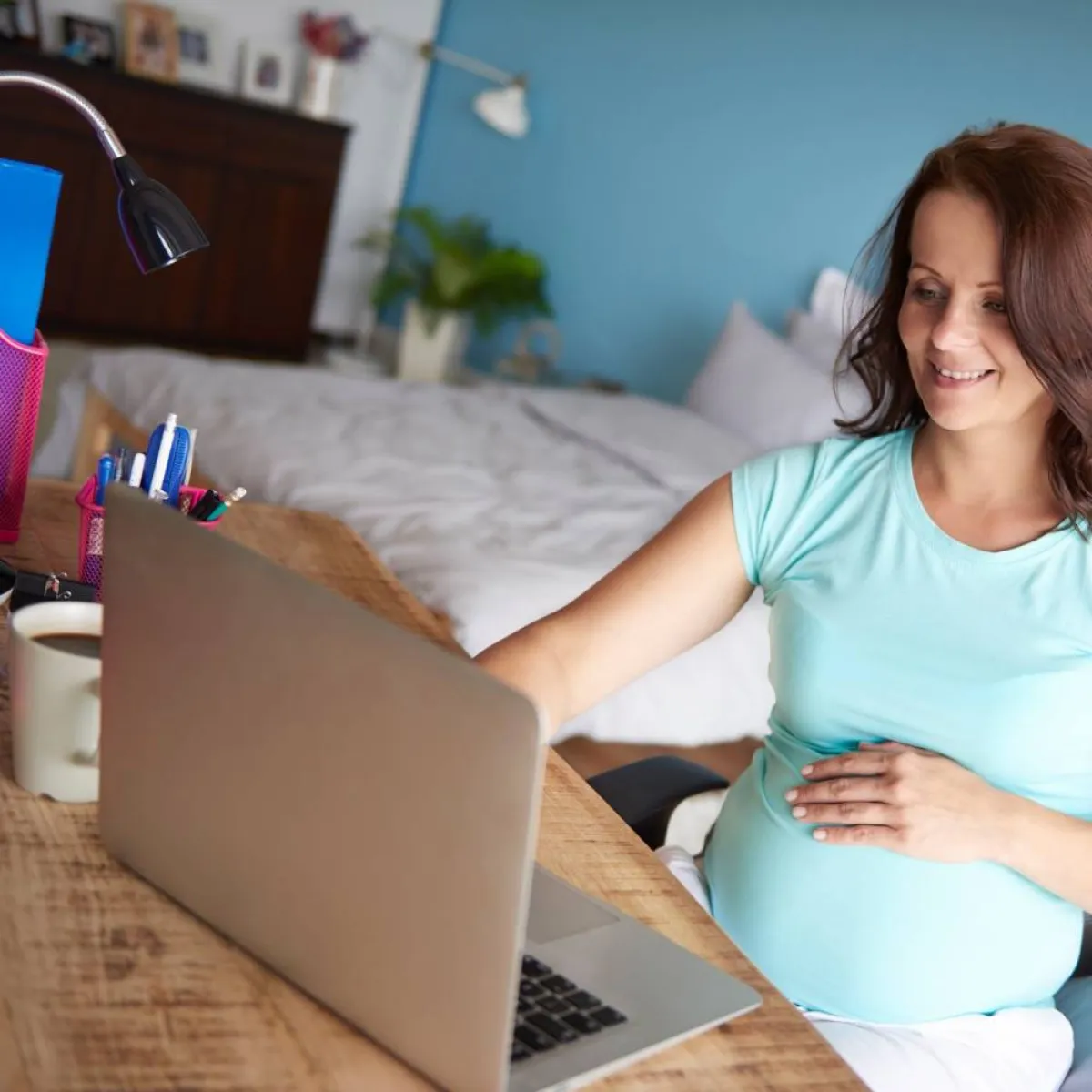 صورة لحامل وكوب من القرفة