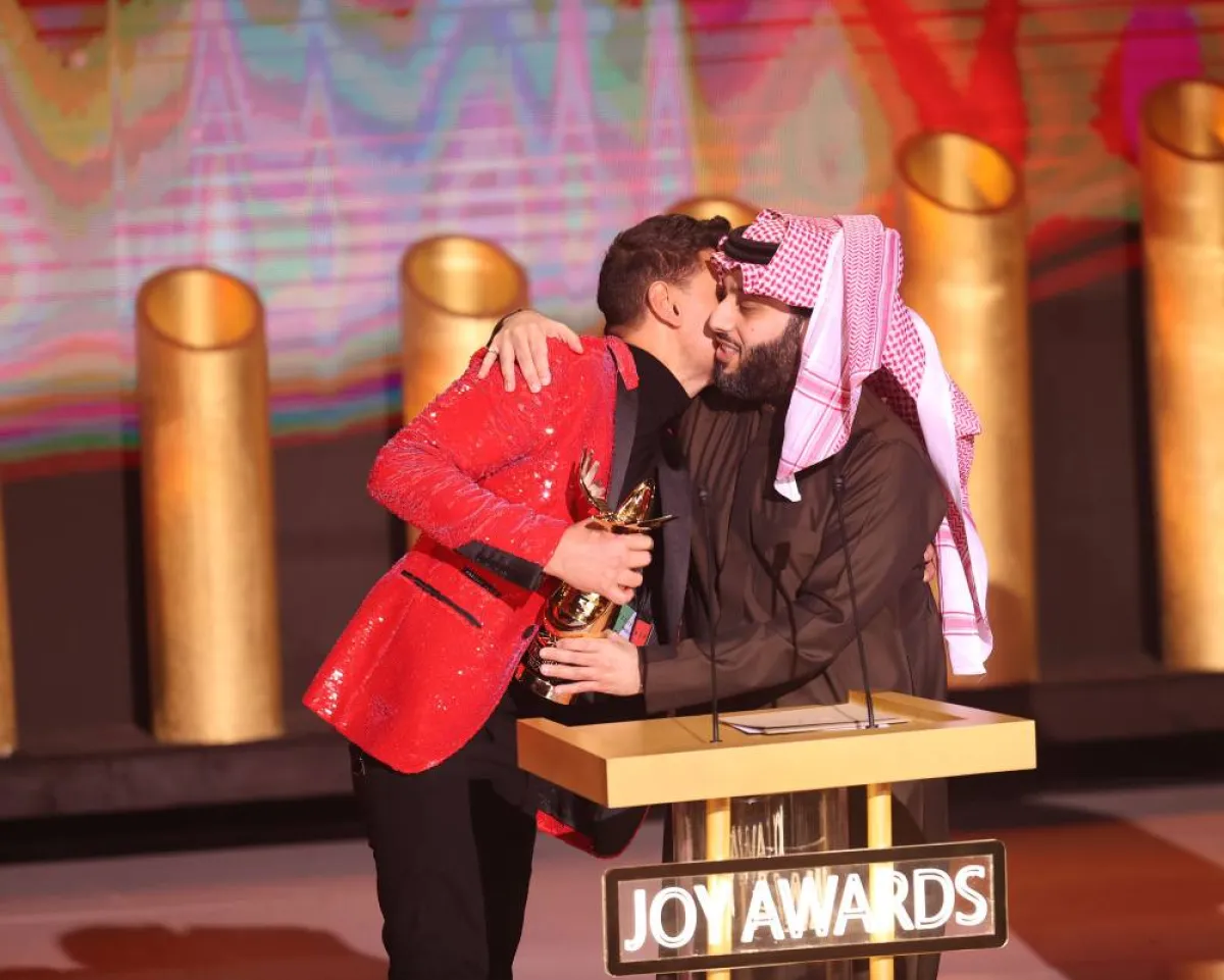 المستشار تركي آل الشيخ ورامز جلال أثناء تكريمه على مسرح ابوبكر الشدي في مهرجان جوي - تصوير صالح الغنام