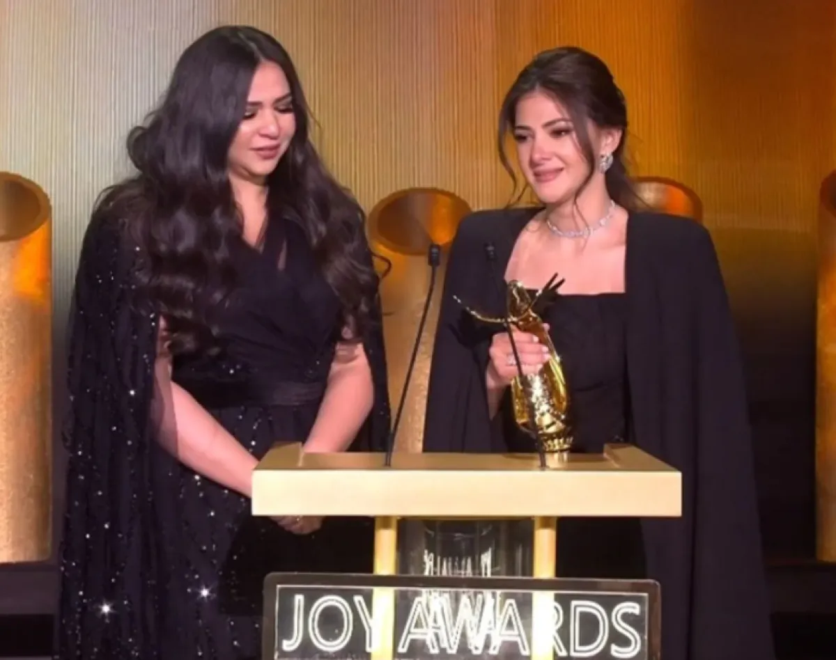 إيمي سمير غانم تمسح دموعها ودموع دنيا سمير غانم تملأها - الصورة من حساب mbc 1 على انستغرام