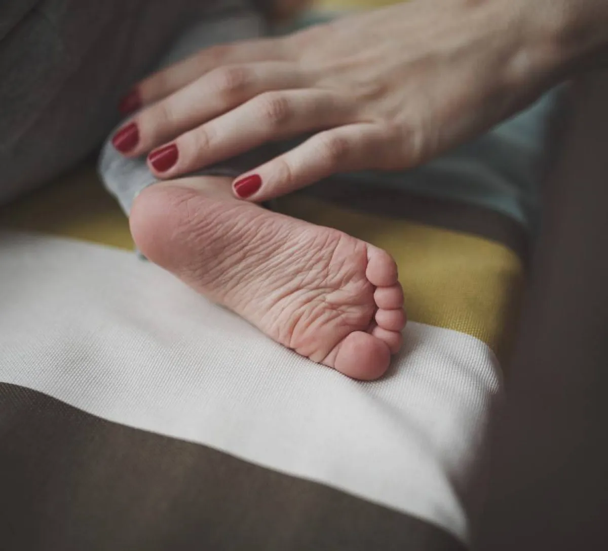 صورة ليد أم تواسي ابنها