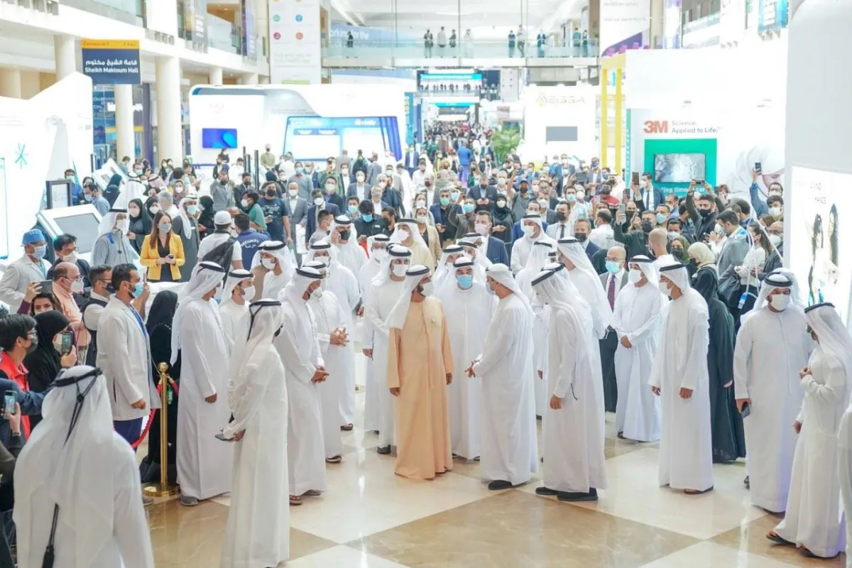 الشيخ محمد بن راشد خلال زيارته لمعرض الصحة - الصورة من حسابه الرسمي على تويتر