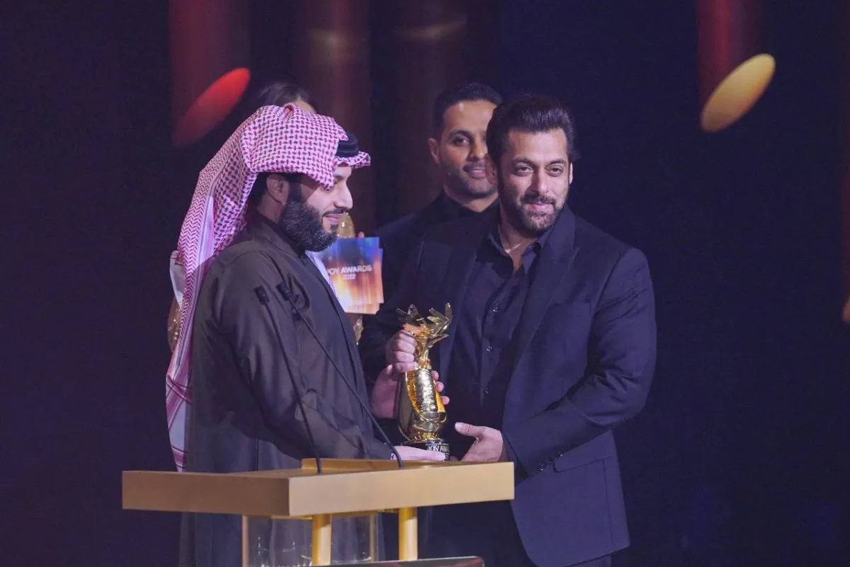 سلمان خان يتسلم جائزة شخصية العام- الصورة من حساب موسم الرياض على تويتر