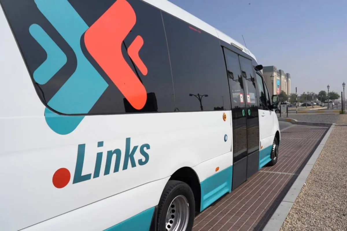 خدمة حافلة عند الطلب - الصورة من وام