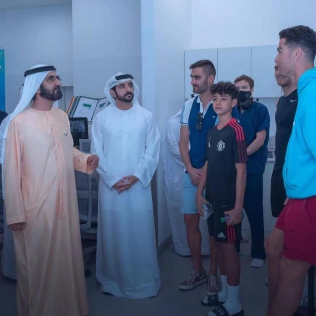 الشيخ محمد بن راشد آل مكتوم والشيخ حمدان بن محمد بن راشد آل مكتوم ورونالدو وابنه كريستيانو جونيور - الصورة من ستوري حساب ولي عهد دبي على إنستغرام