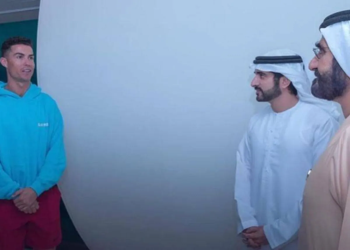 الشيخ محمد بن راشد آل مكتوم والشيخ حمدان بن محمد بن راشد آل مكتوم ورونالدو - الصورة من ستوري حساب ولي عهد دبي على إنستغرام
