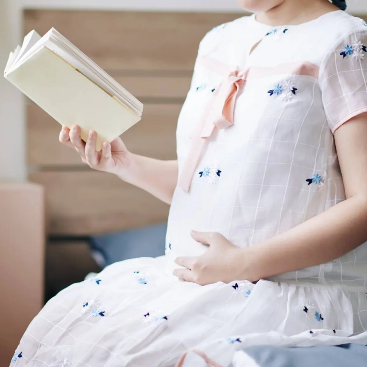 صورة لحامل تقرأ