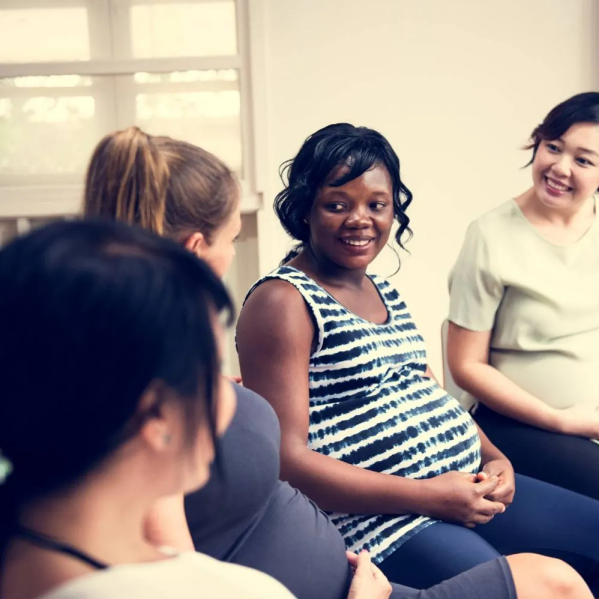 صورة تعبر عن التواصل بين الحوامل