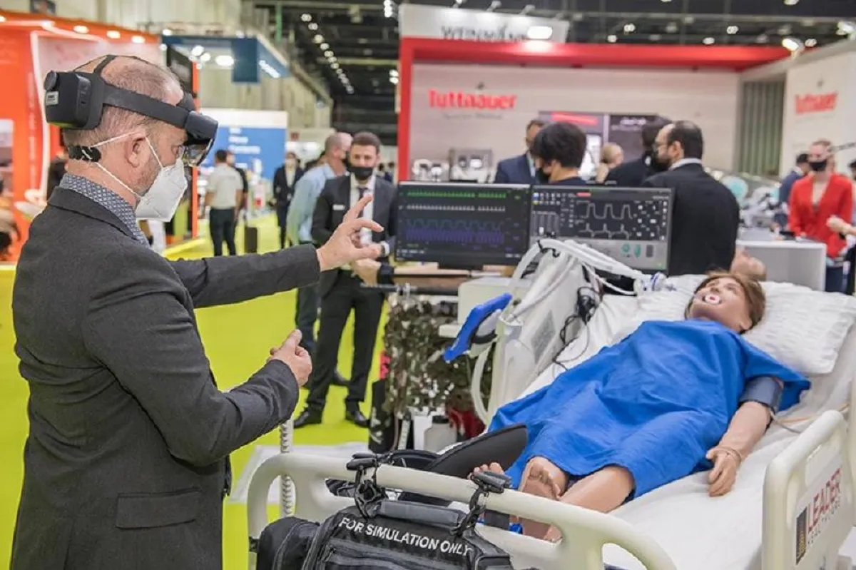 صورة لتجربة أداة صحية جديدة في معرض الصحة العربي