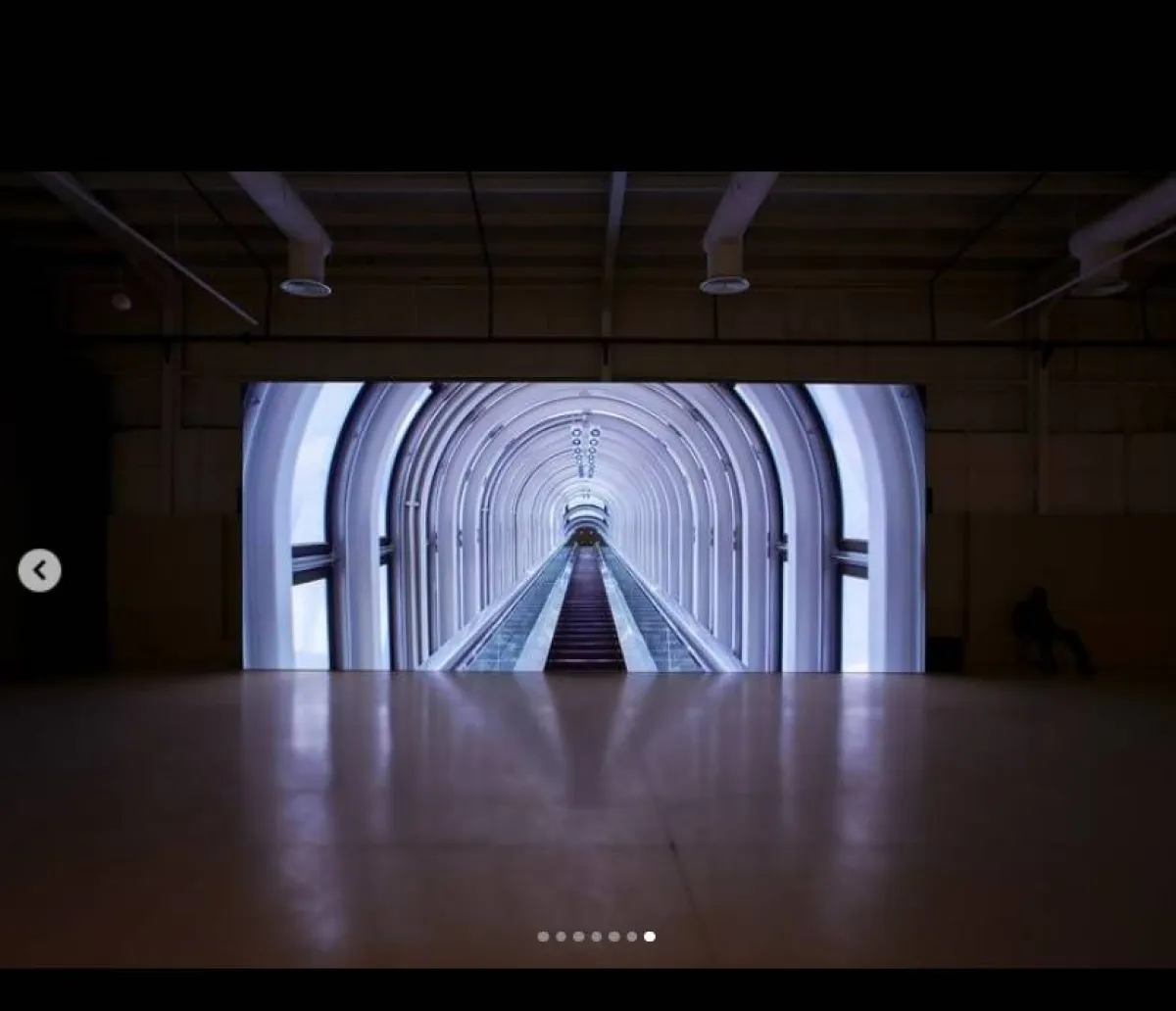 سارة موريس تشارك بعملين فنيين إبداعيين في بينالي الدرعية - الصورة من حساب مؤسسة بينالي الدرعية على انستغرام