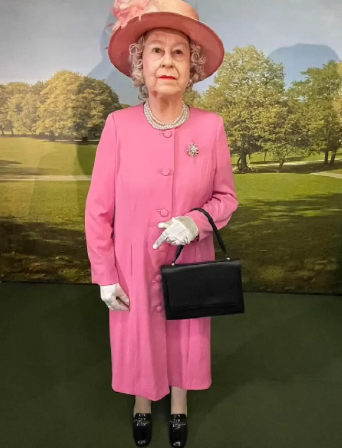 تمثال الملكة إليزابيث - الصورة من موقع ديلي ميل