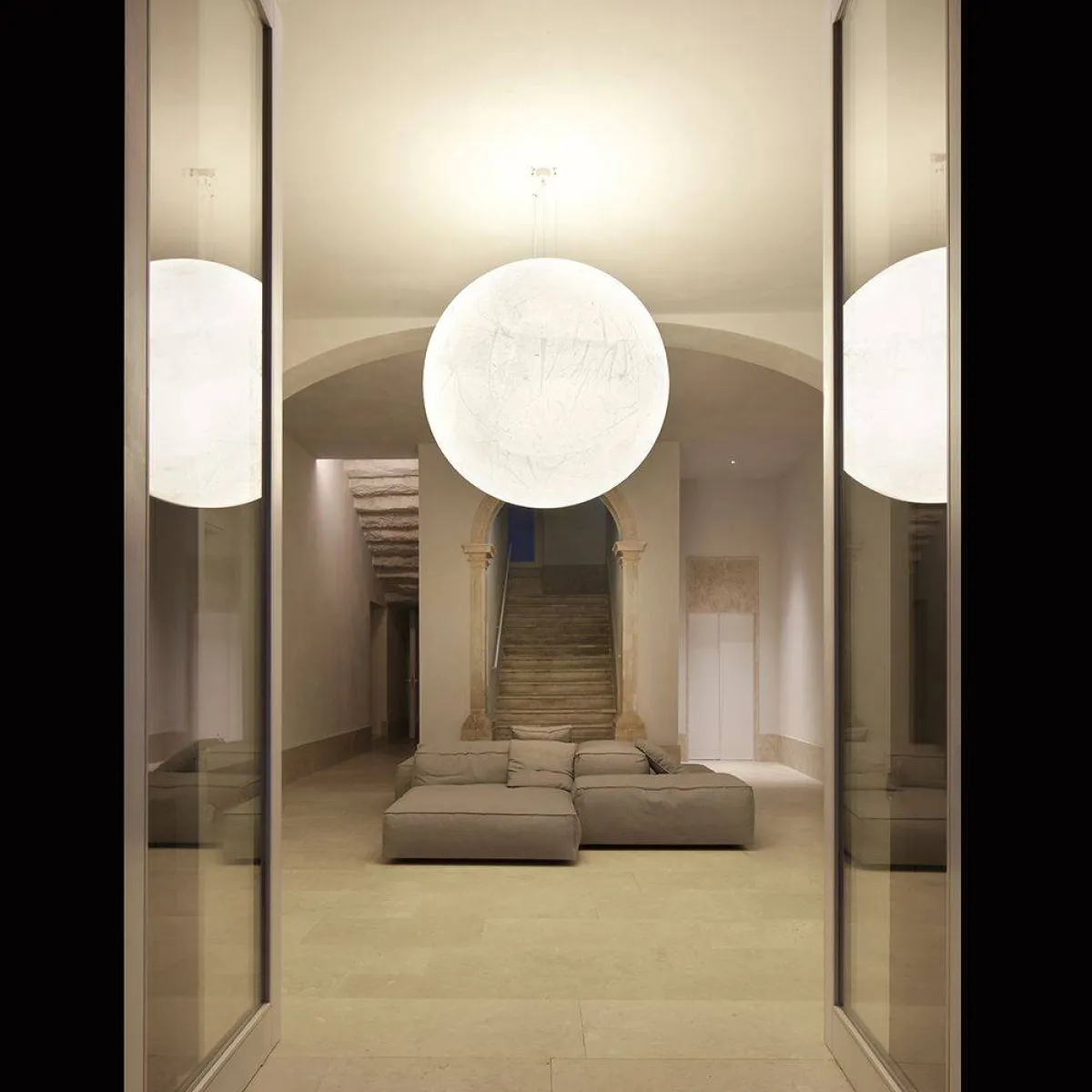 الإضاءة المباشرة التي تحملها الثريّا قد تقوم بدور النقطة المحوريّة في التصميم، أو إضاءة الحائط...