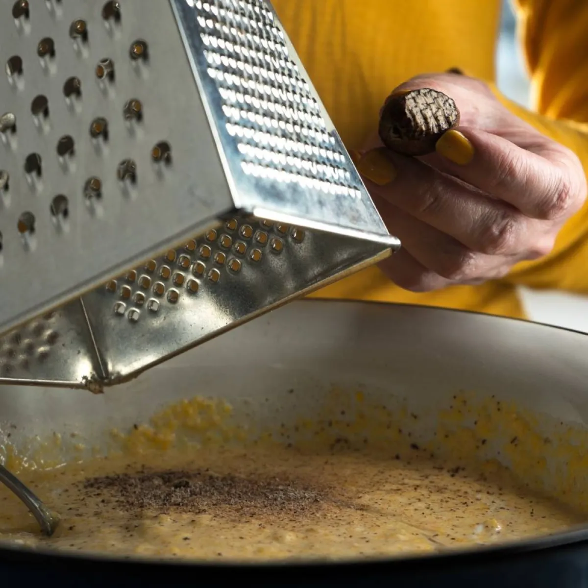 صورة معبرة عن كيفية إضافة جوزة الطيب