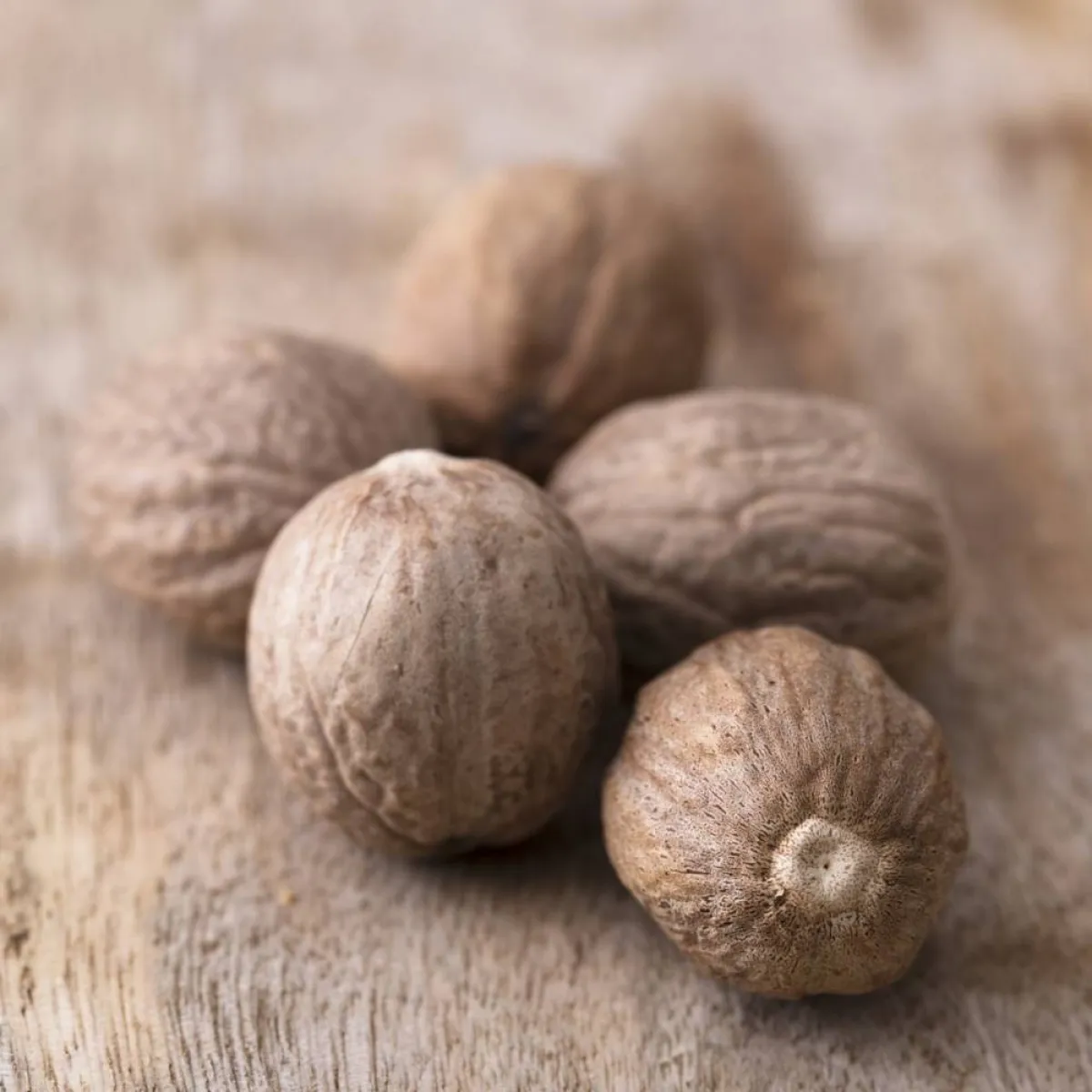 صورة لحبات من جوزة الطيب