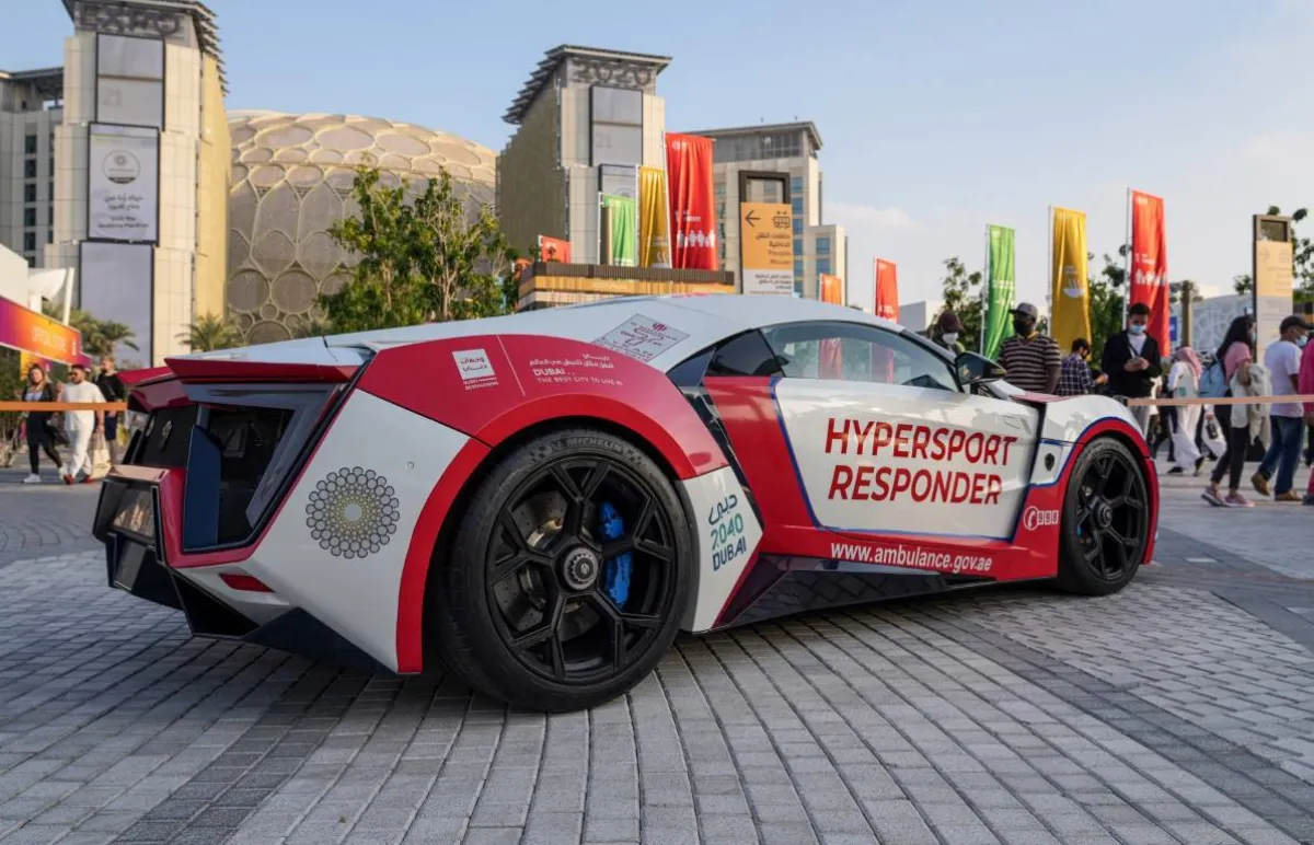 إسعاف دبي تدشن أغلى وأسرع سيارة إسعاف في العالم. الصورة من "وام"