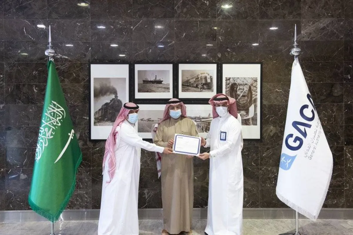 "الدعيلج" يكرم المطارات الفائزة بجوائز التميز السنوي في مجال أمن الطيران- الصورة من حساب الهيئة العامة للطيران المدني على تويتر