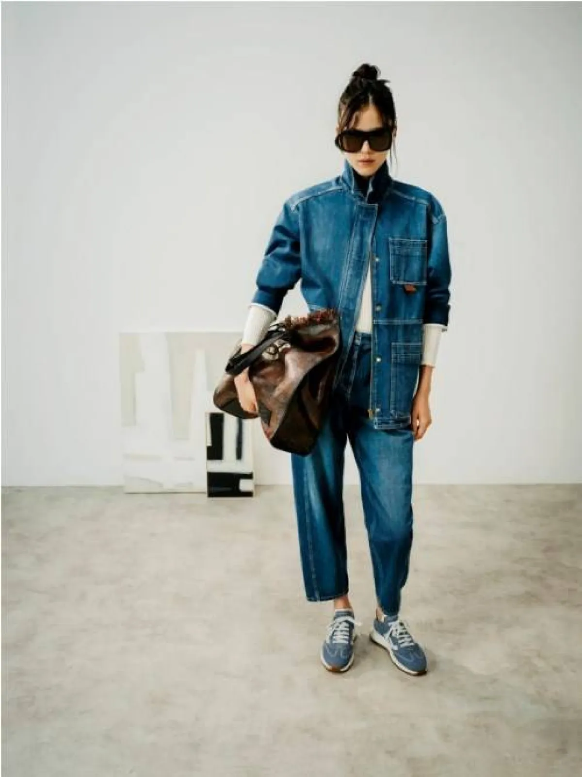 بنطلون جينز باللون الغامق وبلوزة باللون الأبيض من بالي  Bally