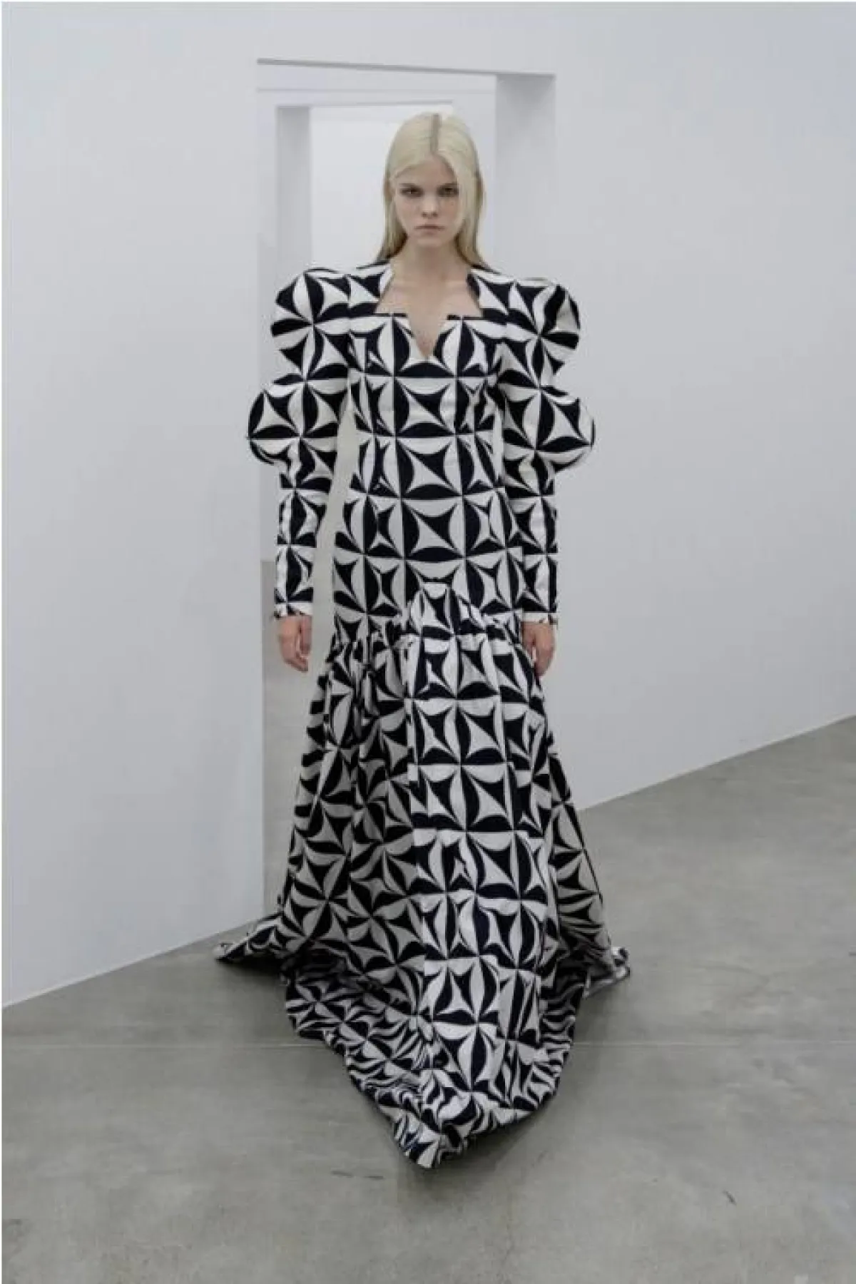 فستان أبيض مع رسومات باللون الأسود من اناكيكي  Annakiki