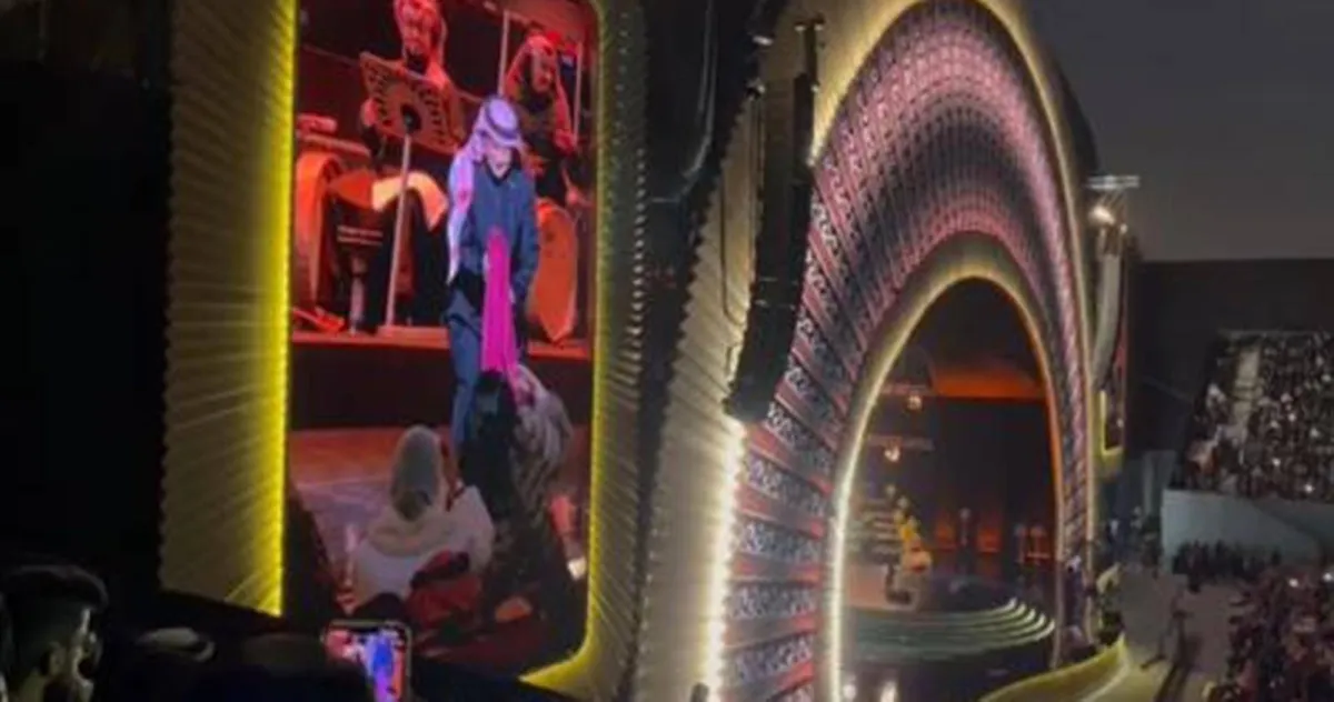 عبد المجيد عبدالله وهو يأخذ من أحلام الشال