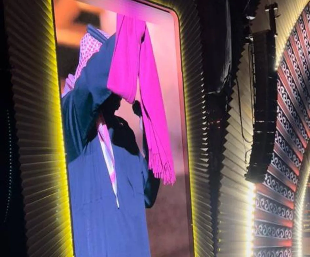 شال الفنانة أحلام وهو بيد الفنان عبدالمجيد عبدالله