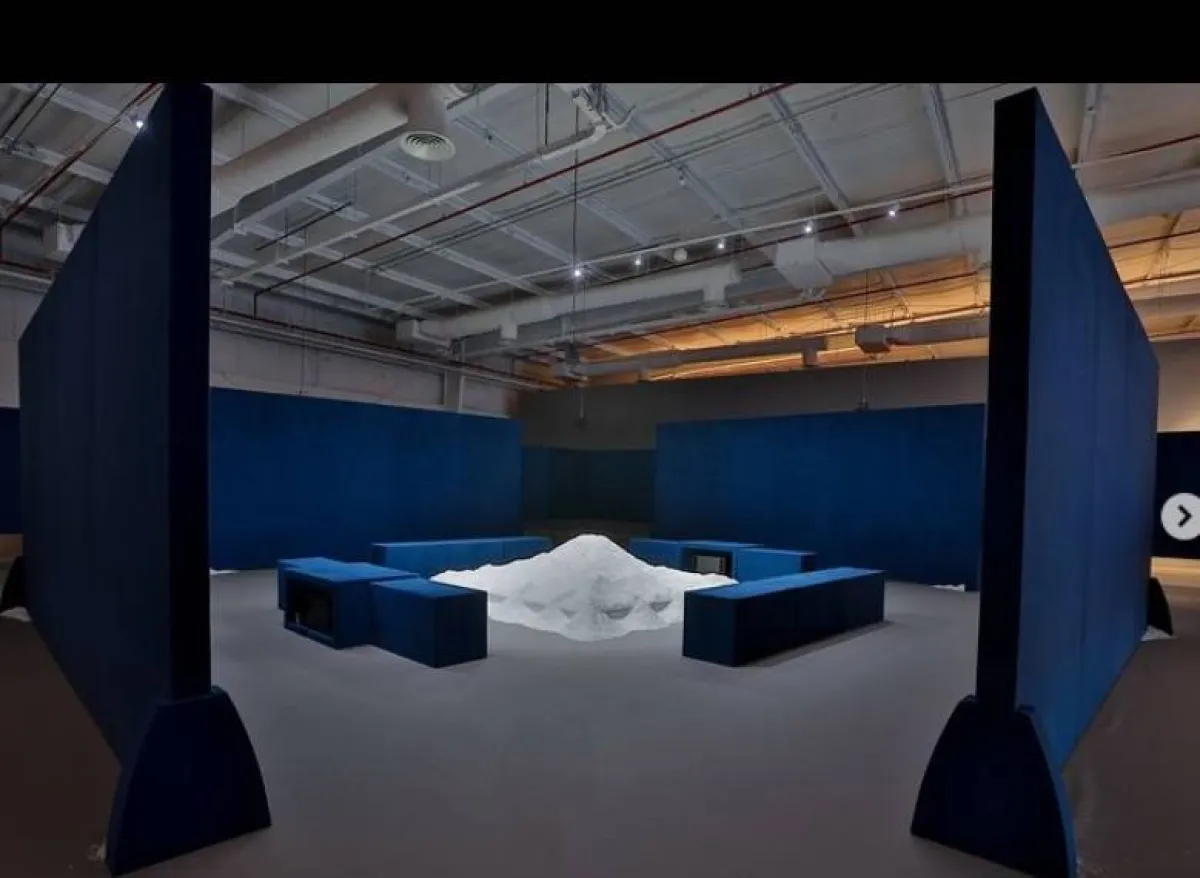 الفنان السعودي أيمن زيداني يشارك بعمل فني بعنوان "بين بحار الصحراء" في بينالي الدرعية - الصورة من حساب مؤسسة بينالي الدرعية على تويتر