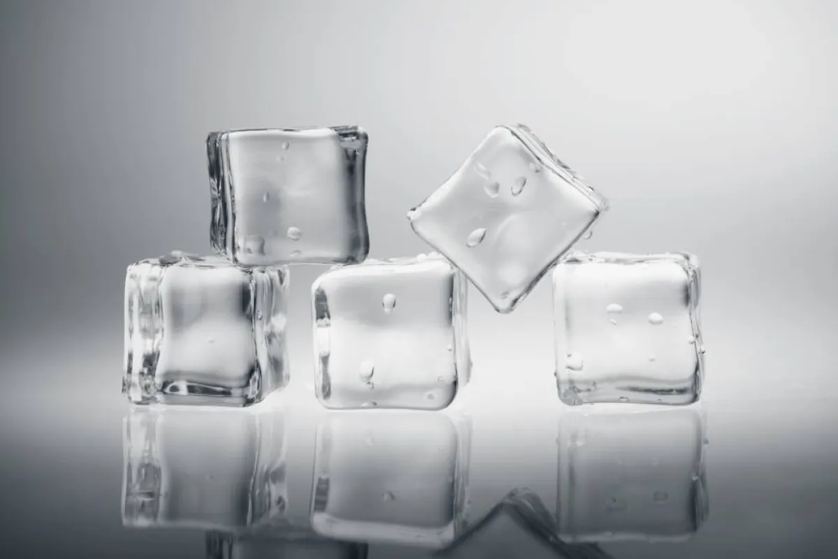 مكعبات الثلج لإزالة بقع العلكة من الملابس