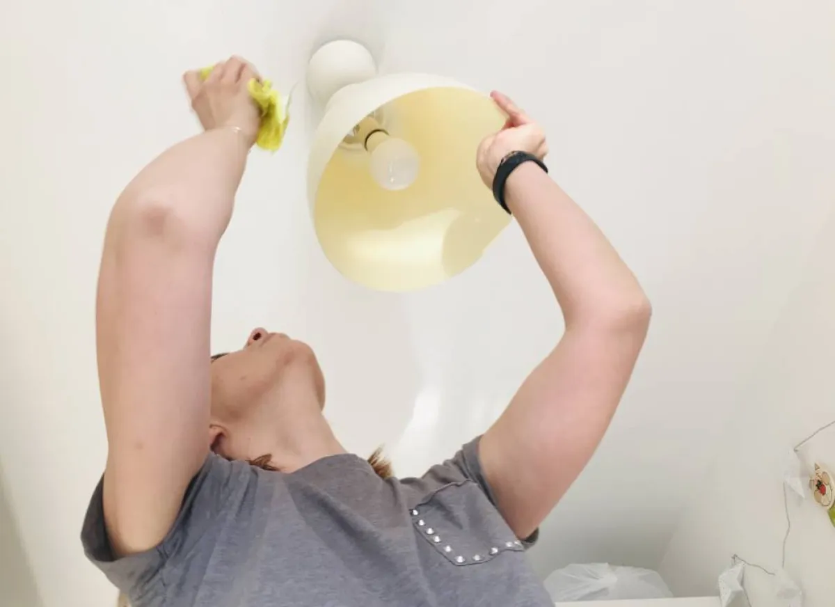 من النصائح، إزالة مصابيح الإضاء، مع التنظيف مكانها 