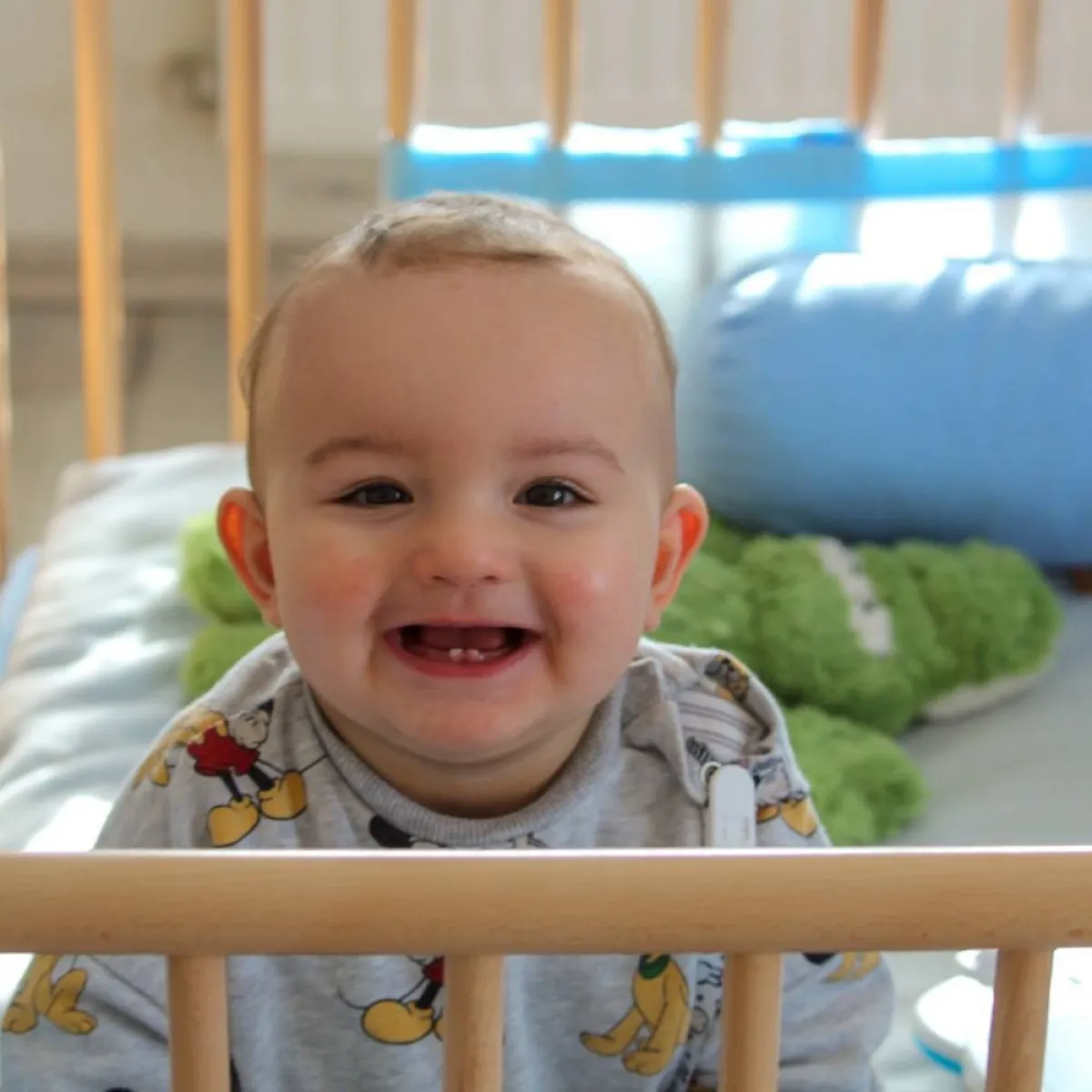 صورة لطفل يضحك