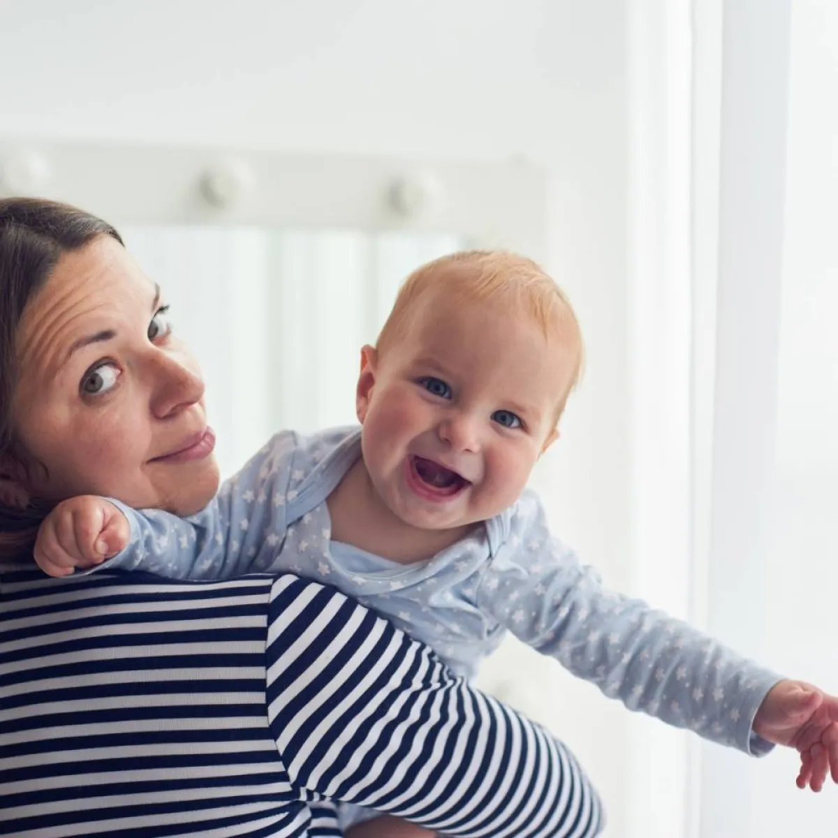 صورة لطفل يضحك