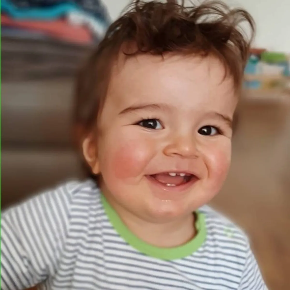 صورة لطفل يبتسم بسعادة