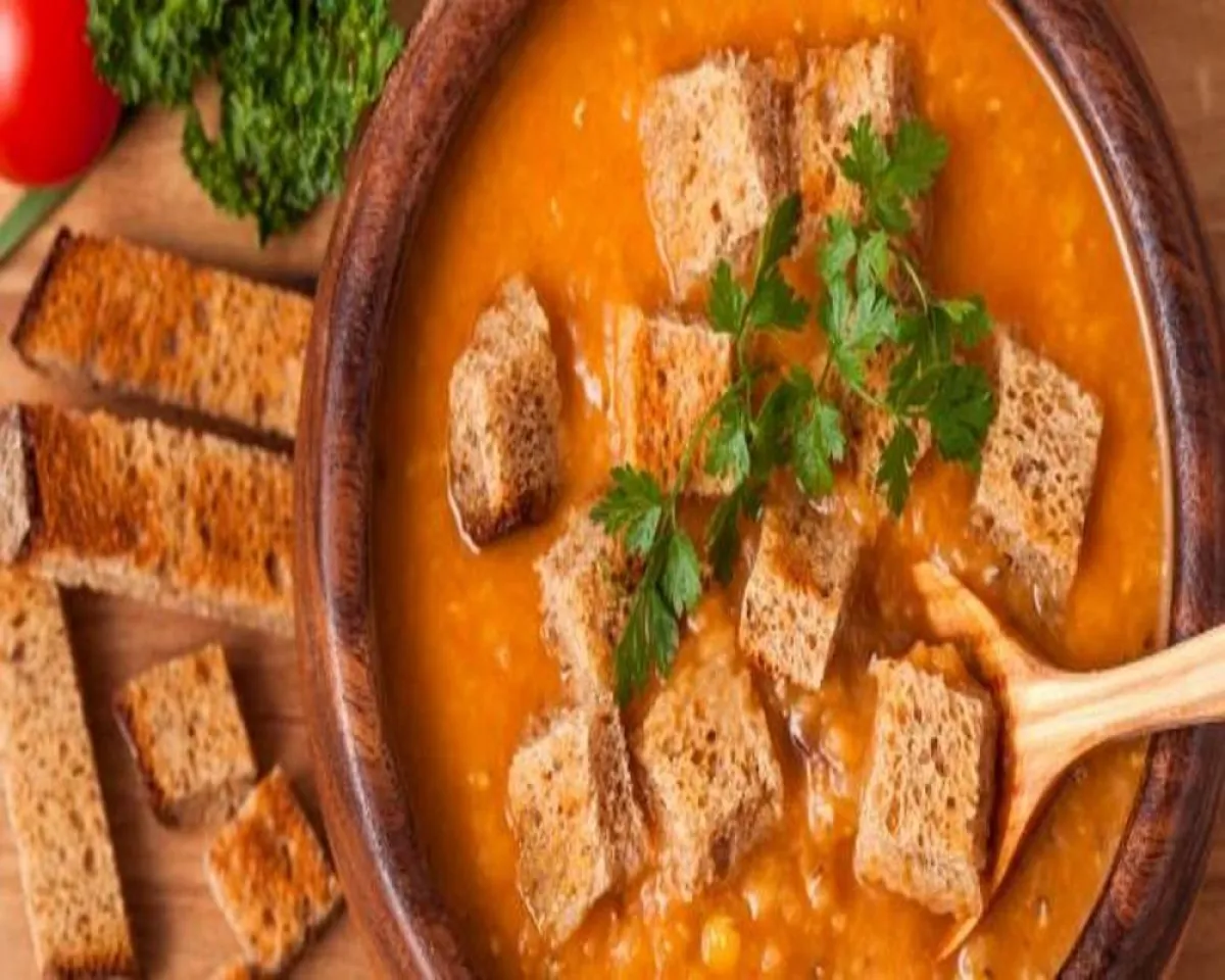 صورة لطبق من العدس وقطع الخبز