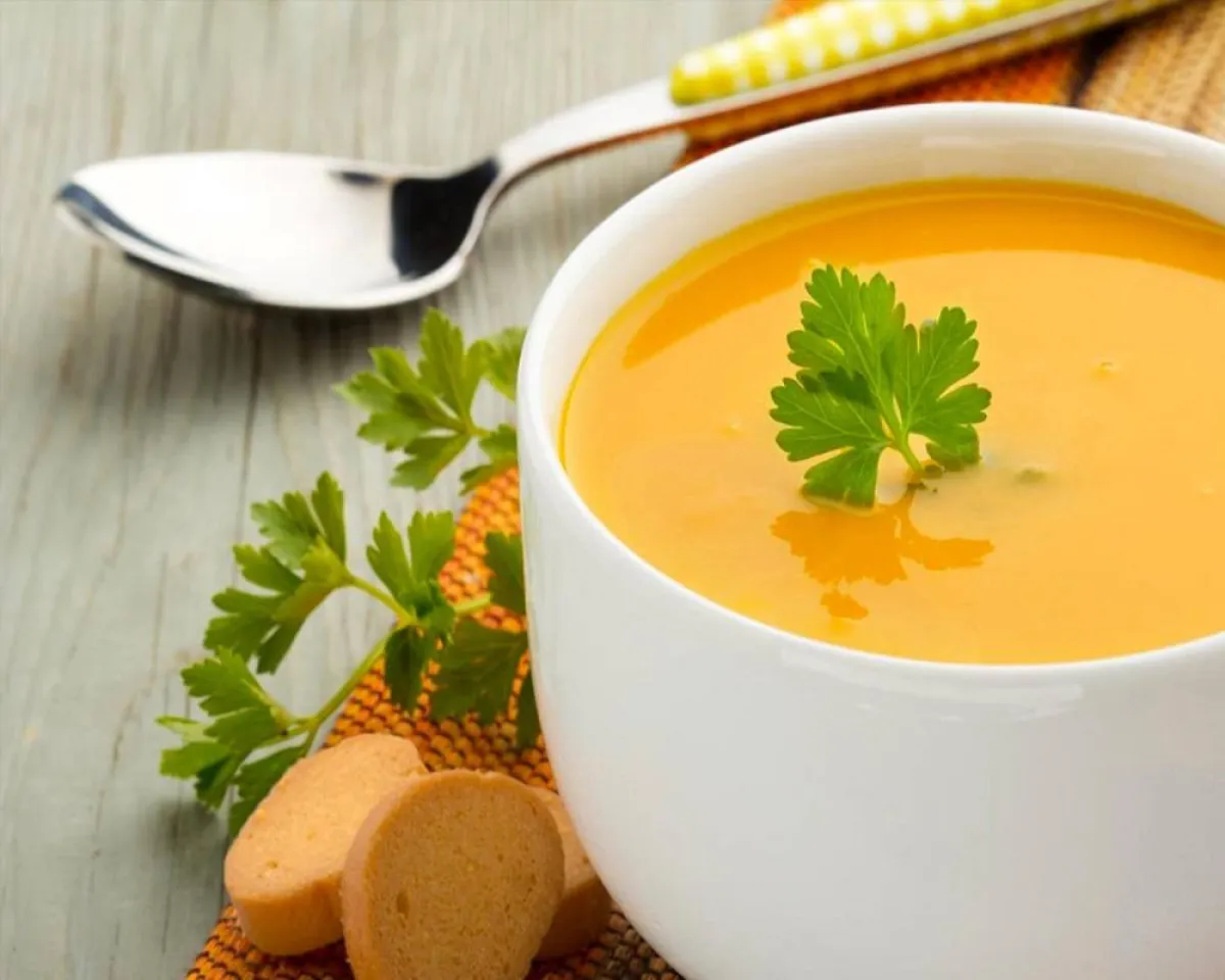 صورة لطبق من شوربة العدس الأصفر