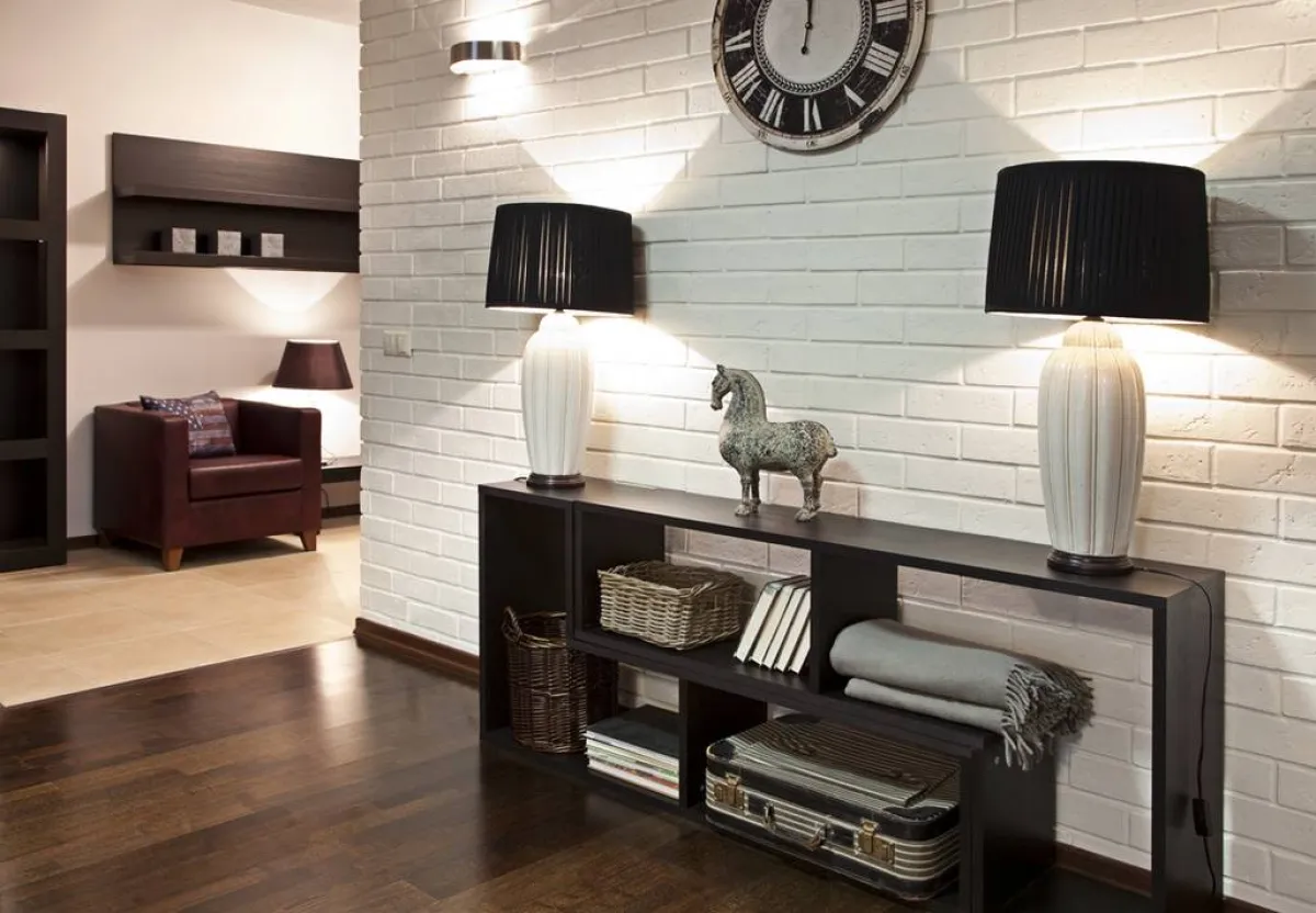 طاولة الكونسول في مقدّمة الممرّ؛ تبدو إكسسوارت بالجملة