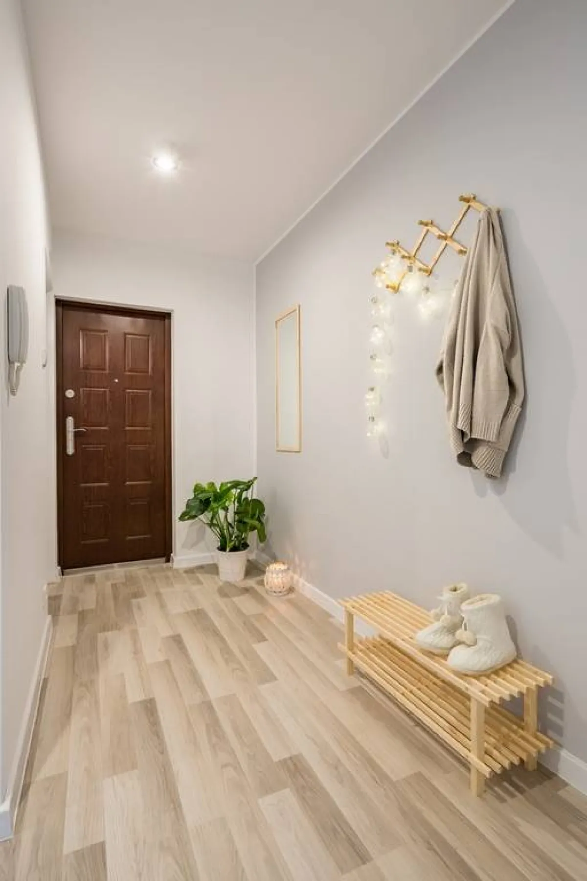 مهما كان ديكور الممرّ بسيطًا، تقوم الإضاءة بدور فيه