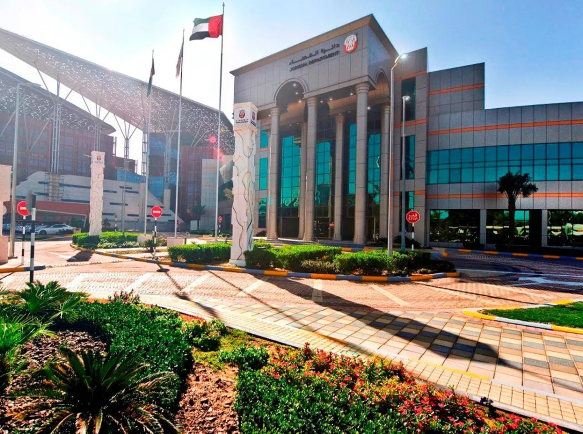 قضاء أبوظبي تمنح تراخيص الدفعة الثالثة من كتاب العدل الخاص. الصورة من "وام"