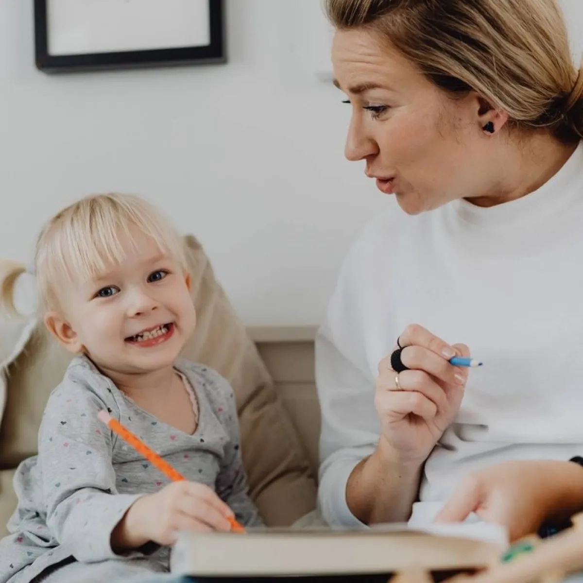 صورة لطفلة وأمها