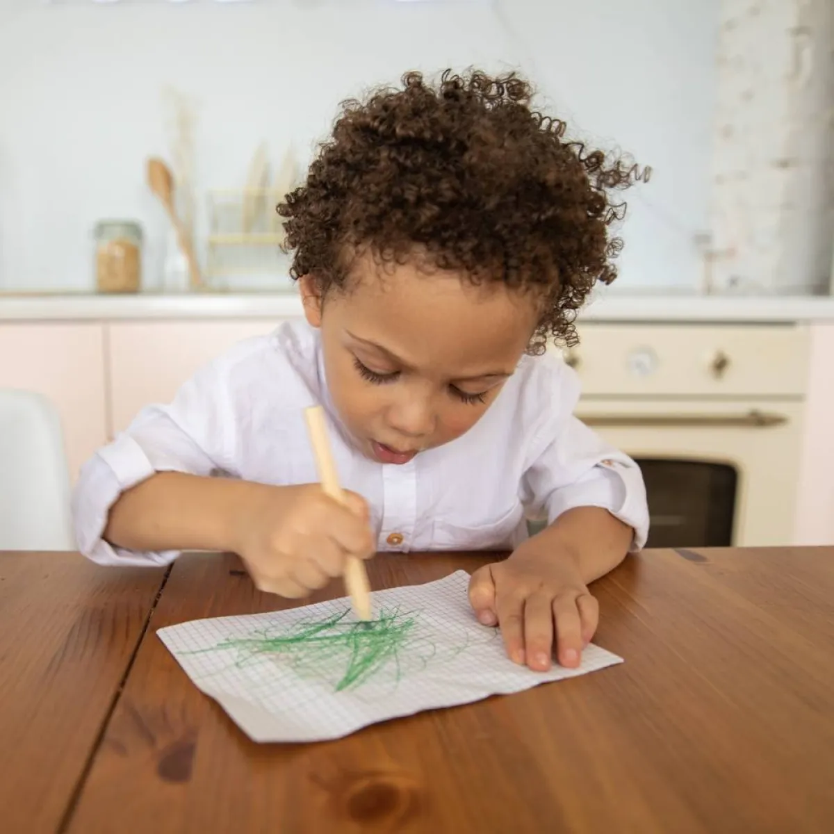 صورة لطفل يتعلم الكتابة